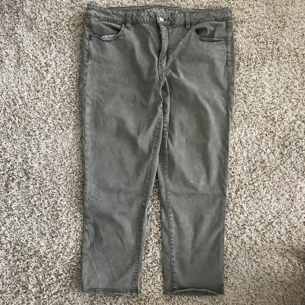 High-waisted American Eagle crop pants
